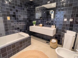 Badekar, hårtørrer, håndklæder