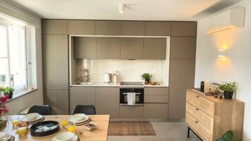 Réfrigérateur, micro-ondes, four, plaque de cuisson