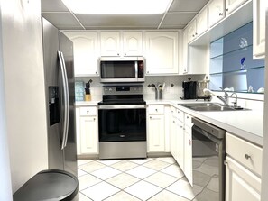 Geladeira, micro-ondas, fogão, cooktop