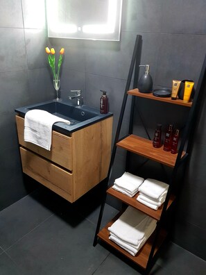 مجففات شعر، مناشف، صابون، شامبو