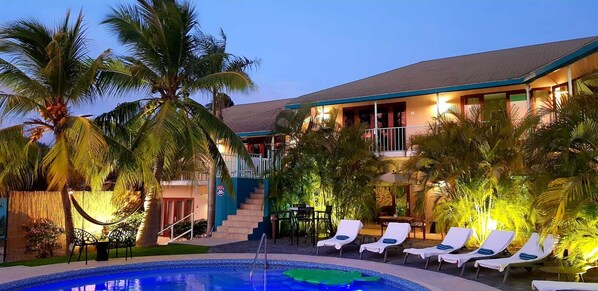 حمّام سباحة خارجي