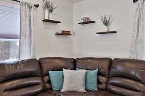 House, 2 Bedrooms | Living area - Rutland's Hidden Gem: 2 Br/1ba Renovated Home Close To Everything 2 Bedroom Home (Rutland)