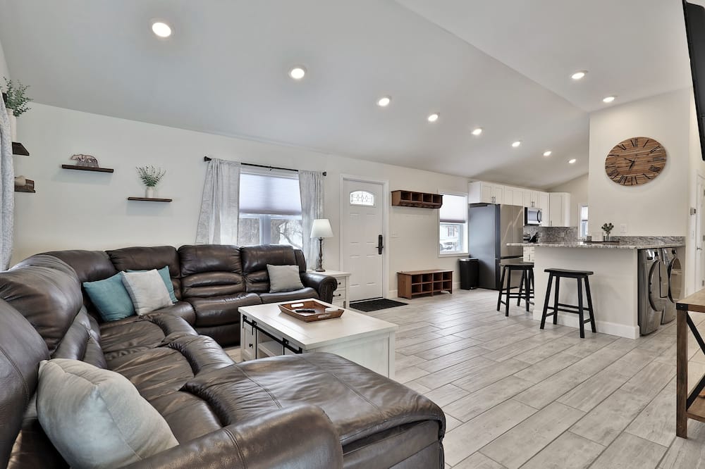 Rutland's Hidden Gem: 2 Br/1ba Renovated Home Close To Everything 2 Bedroom Home - Rutland, VT