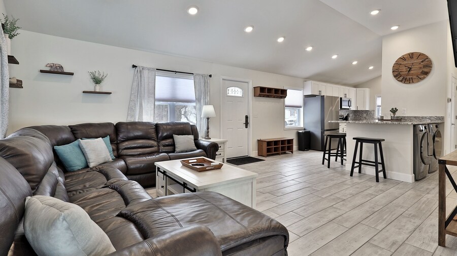 Rutland's Hidden Gem: 2 Br/1ba Renovated Home Close To Everything 2 Bedroom Home