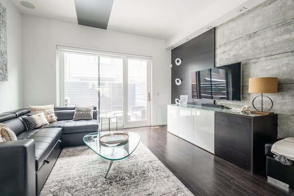 Exclusive Townhome, 4 Bedrooms, Kitchen | Living area | 42-inch flat-screen TV with cable channels, TV, Netflix