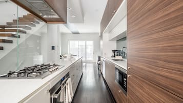 Nhà liên kế Exclusive, 4 phòng ngủ, bếp | Bếp riêng | Tủ lạnh, lò vi sóng, lò nướng, bếp nấu