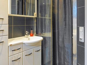 House | Bathroom - 4 Star Holiday Home in Kallekarr (Kållekärr)
