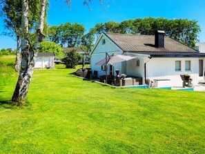 A house with a patio, a pool, and a lawn. - 4 Star Holiday Home in Kallekarr (Kållekärr)