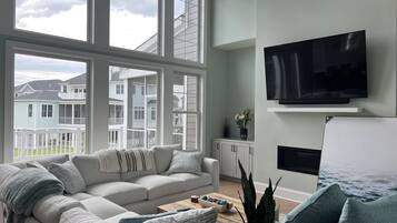 Smart TV, fireplace