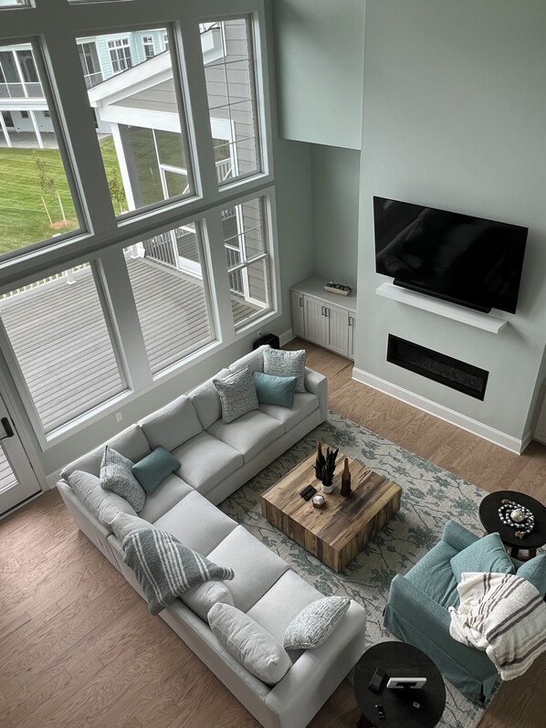 Smart TV y chimenea 