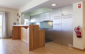 Kühlschrank, Mikrowelle, Herdplatte, Toaster