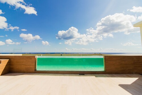 Ocean view, Jacuzzi  & Pool 🏝1 Bedroom  Lux. 5 Min to the Ferry.