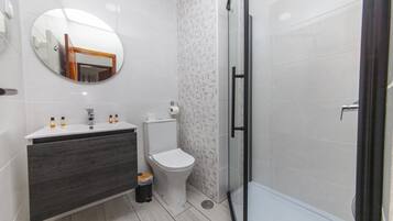 Een douche, een haardroger, handdoeken