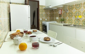 Fridge, microwave, oven, stovetop - O - Bedroom 2 in São Gonçalo Central Guesthouse (Lagos)