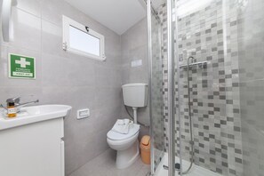 Dusche, Haartrockner, Handtücher