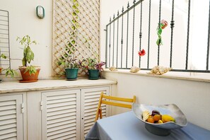 Outdoor dining - A64 - Barreira Holiday Flat in Lagos (Lagos)