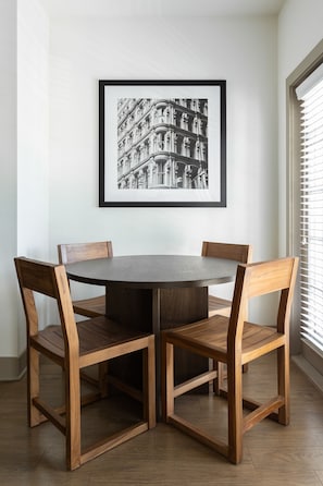 Klassiek appartement, 2 slaapkamers, niet-roken (Self Check-in with Virtual Front Desk) | Dineerruimte