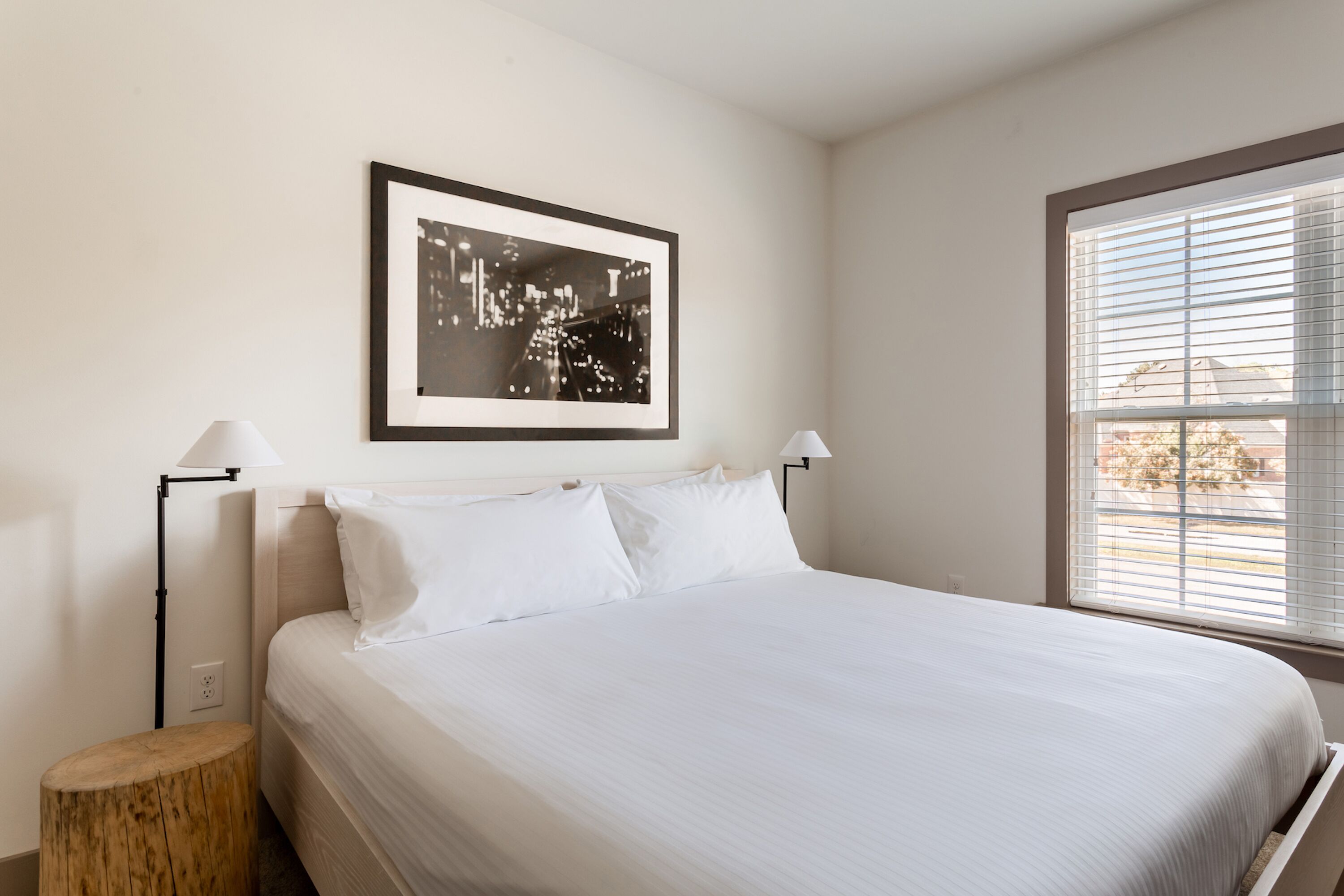 Klassiek appartement, 2 slaapkamers, niet-roken (Self Check-in with Virtual Front Desk) | Bedden met traagschuimmatrassen, individueel gedecoreerd