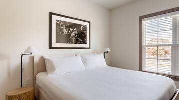 Căn hộ phong cách cổ điển, 2 phòng ngủ, không hút thuốc (Self Check-in with Virtual Front Desk) | Nệm cao su hoạt tính (memory foam), trang trí khác biệt