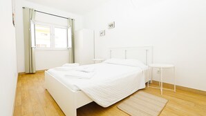 1 bedroom, WiFi (free), bed sheets - R - Bedroom 1 in Casa do Moinho Guesthouse (Odiáxere)