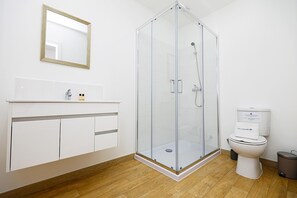 Bathroom - R - Bedroom 3 in Casa do Moinho Guesthouse (Odiáxere)