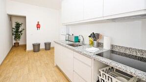 Fridge, microwave, oven, stovetop - R - Bedroom 3 in Casa do Moinho Guesthouse (Odiáxere)