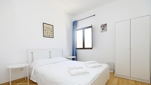 1 bedroom, WiFi (free), bed sheets - R - Bedroom 7 in Casa do Moinho Guesthouse (Odiáxere)