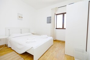 Room - R - Bedroom 8 in Casa do Moinho Guesthouse (Odiáxere)