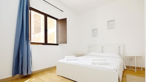 1 bedroom, WiFi (free), bed sheets - R - Bedroom 9 in Casa do Moinho Guesthouse (Odiáxere)