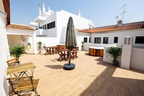 Outdoor dining - R - Bedroom 9 in Casa do Moinho Guesthouse (Odiáxere)