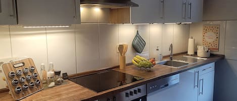 Geladeira, micro-ondas, fogão, cooktop