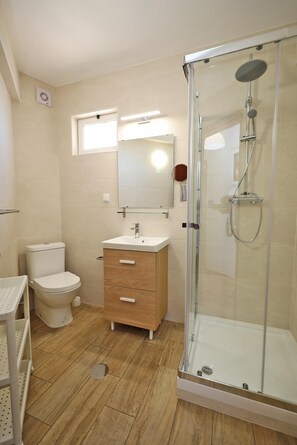 Dusche, Haartrockner, Handtücher