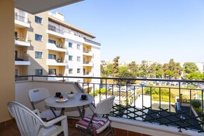 Outdoor dining - A68 - Palmeiras Paz Apartment (Lagos)