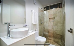 Dusche, Haartrockner, Handtücher, Seife