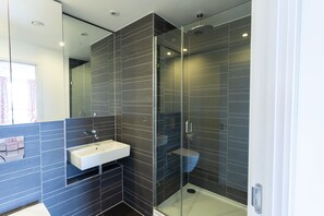 Douche, sĂšche-cheveux, serviettes fournies, savon