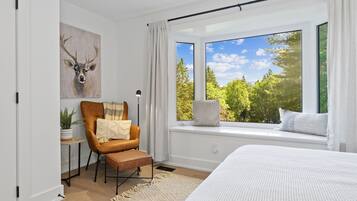 4 slaapkamers, een bureau, een strijkplank/strijkijzer, reisbedje