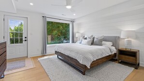 4 soverom, skrivebord, strykejern/-brett og reiseseng for barn