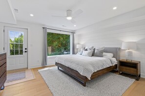 4 bedrooms, desk, iron/ironing board, travel crib