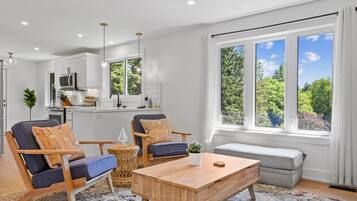 Een smart-tv, tafelvoetbal, een tafeltennistafel en boeken