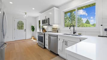 Een koelkast, een magnetron, een oven, een kookplaat