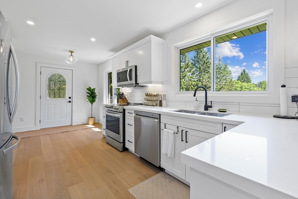 Jääkaappi, mikroaaltouuni, uuni, liesi