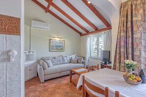 21-inch flat-screen TV with satellite channels, TV - Valdarke Sea View Apartment (Mali Losinj)