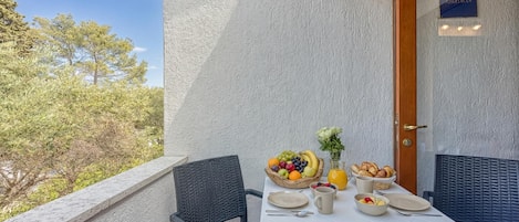 Familienapartment, Mehrere Schlafzimmer (Valdarke Sea View Apartment) | Speisen im Freien