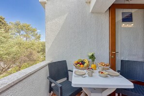 Apartamento familiar, varias habitaciones (Valdarke Sea View Apartment) | Restaurante al aire libre