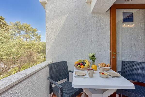 Family Apartment, Multiple Bedrooms (Valdarke Sea View Apartment) | Outdoor dining