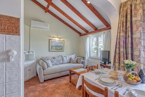 Apartamento familiar, varias habitaciones (Valdarke Sea View Apartment) | Zona de estar | Televisión de pantalla plana de 21 pulgadas con canales por satélite