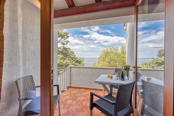 Outdoor dining - Valdarke Sea View Apartment (Mali Losinj)