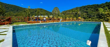 Una piscina al aire libre