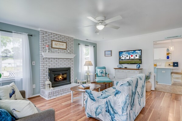 TV, fireplace