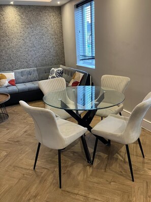 Dining - Skyvillion London - Cockfosters - 4Bed Spacious Apartment + WIFI (Barnet)